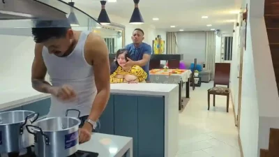 Comendo a mulher gostosa do meu amigo atrás dele