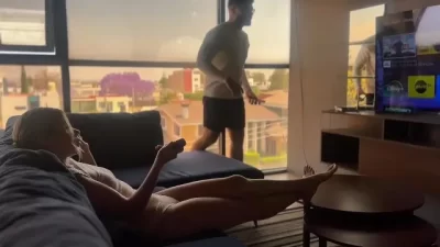 Branquinha gostosa sentando dando a buceta pro amigo