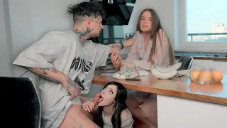 Comendo a amiga gostosa da namorada na frente dela