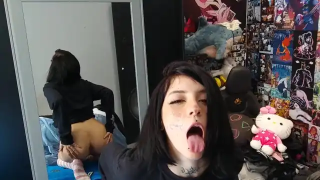 Novinha gotica metendo na bucetinha até ficar toda meladinha