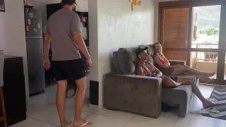 Loira casada fudendo com amigo do marido enquanto o corno