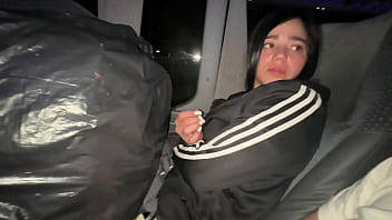 Branquinha gostosa não resiste e fode com o primo safado