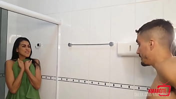 Flagrei a gostosa pelada no banheiro e gozei na sua boquinha