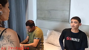 Flagrei a mãe do meu amigo se masturbando e não resistir