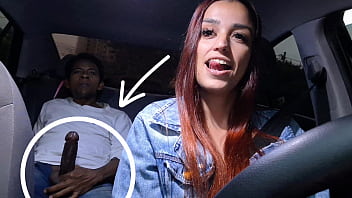 Motorista safada libera a bucetinha pro moreno roludo