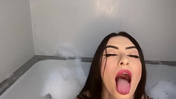 Magrinha Badmelli nua masturbando a buceta com consolo