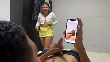 gostosa flagra o safado se masturbando e não resiste fode bem